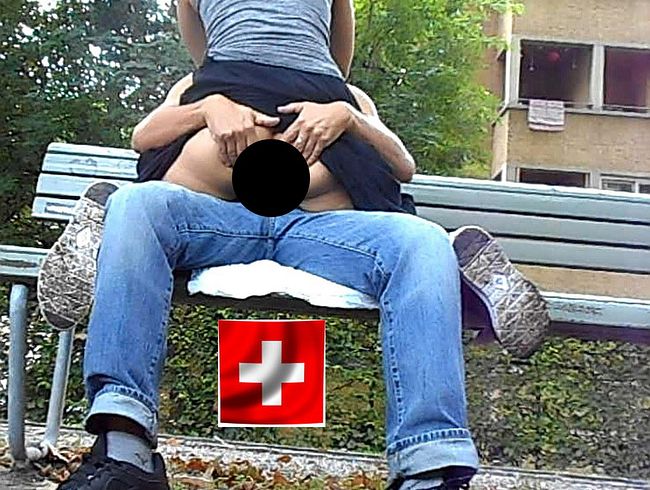 Zürich Stadt in der Bullingerwiese auf der Bank geficlt! Am Nachmittag mit anwesenden Menschen!