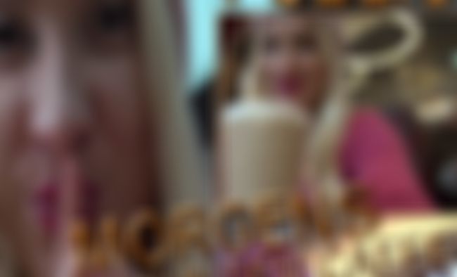 Morgens in einem Cafe pin**l.