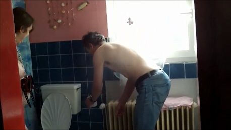 Was guckt die skla*ensau so blöd?