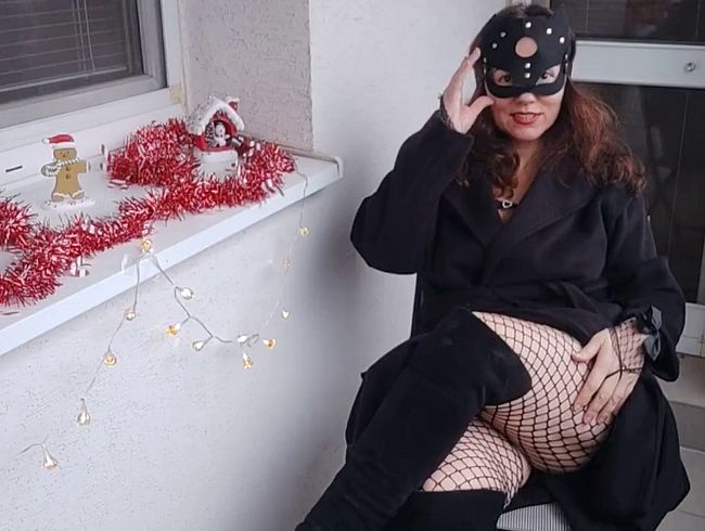 Die heißeste Viola spreizt ihre Beine und masturbiert auf dem offenen Balkon.