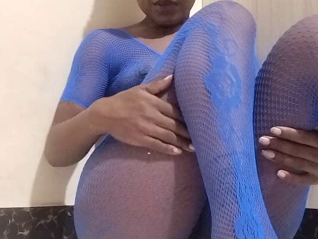 Dreckige Schlampe liebt es, in ihrem neuen Outfit für Papa zu fi**en ??