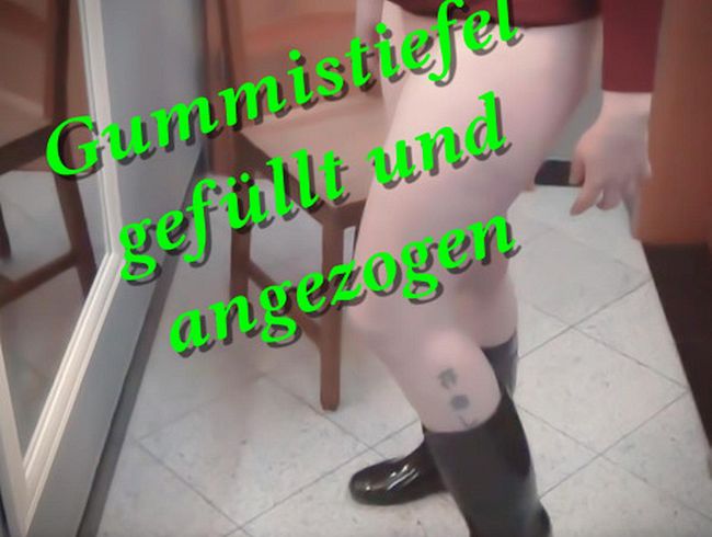 Gummistielfel mit pi*pi gefüllt und angezogen