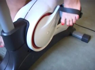 Sandra am Heimtrainer