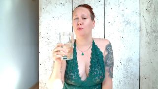 Viel Pisse trinken und auf den Dildo springen