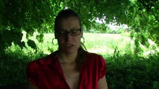 Auf der Parkbank in Heels gepisst